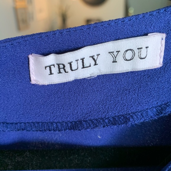 Blue short dress with tiny slit and zipper back - Picture 5 of 5